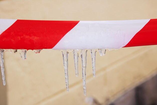 Glaçons sur gros plan ruban rouge et blanc