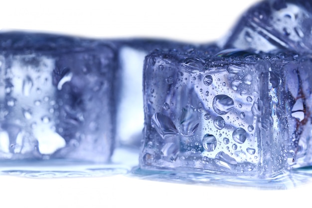 Glaçons sur mur blanc.