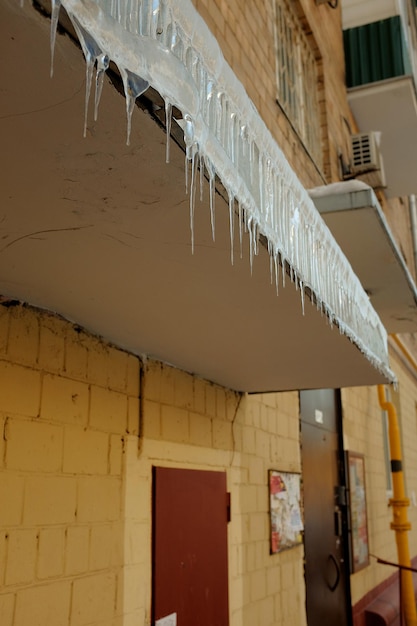 Des glaçons pendent du porche L'hiver bat son plein Le printemps arrive Les glaçons sont dangereux