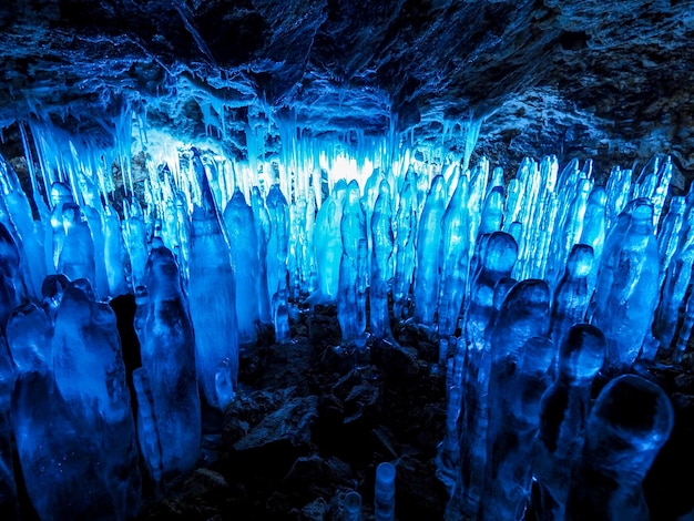 Photo des glaçons sur la roche d'une grotte