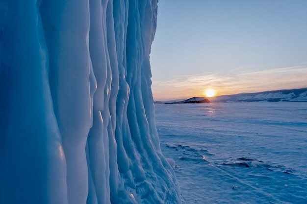 Glaçons sur les rochers du lac Baïkal