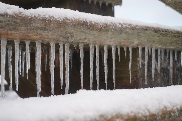 Glaçons suspendus sur un concept d'hiver givre étape