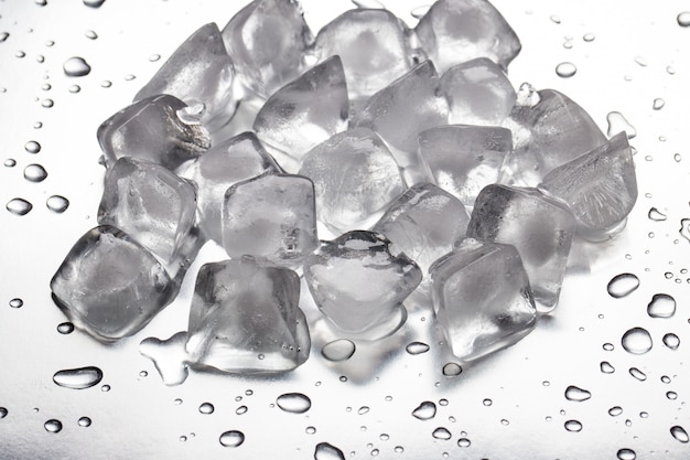 Glaçons sur une table réfléchissante avec des gouttes d'eau