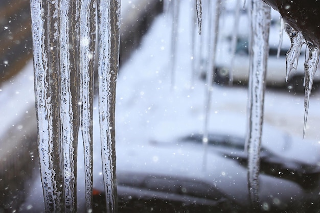 glaçons sur le toit urbain arrière-plan vue ville d'hiver