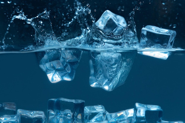 Glaçons tombant sur l'eau froide