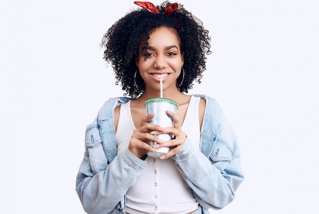 Glamour élégant modèle de femme adolescente hippie noir avec des cheveux bouclés avec de la soude