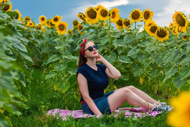 Glamour pin-up sur le champ de tournesols