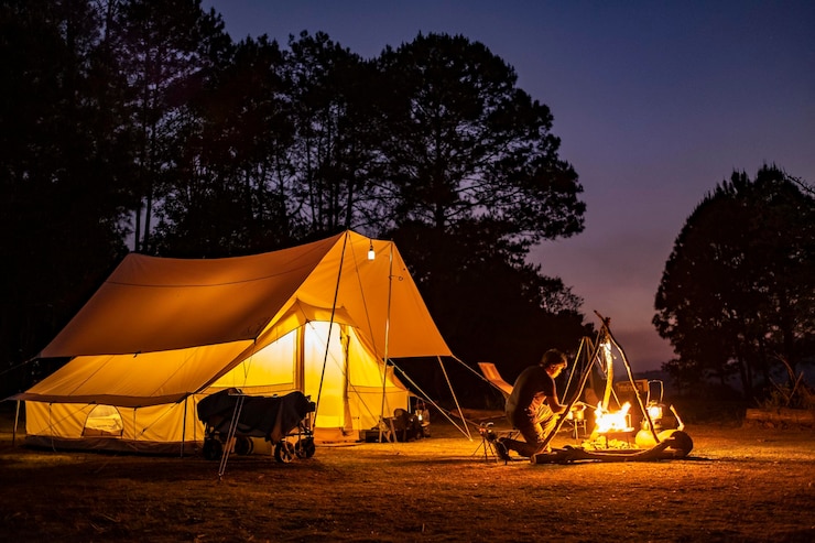 Photo glamping et cuisson avec cheminée