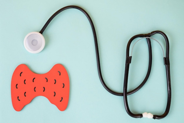 Glande thyroïde près du stéthoscope qui l'examine Photo conceptuelle pour examen ou test de diagnostic et traitement d'un trouble de la maladie ou d'autres problèmes de santé de la glande thyroïde