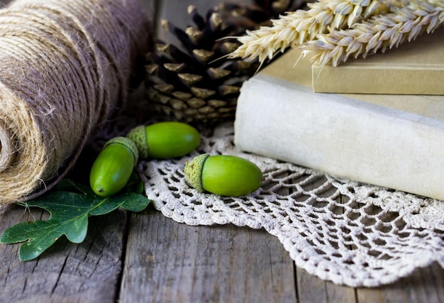 Glands et épillets de blé avec ficelle sur une table en bois