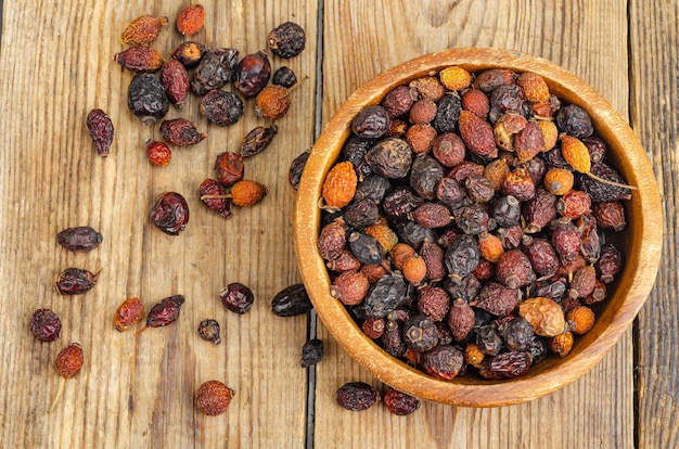 Églantier séché dans un bol en bois