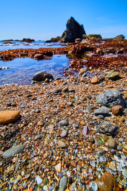 Photo glass beach en californie avec des rochers brillants et colorés