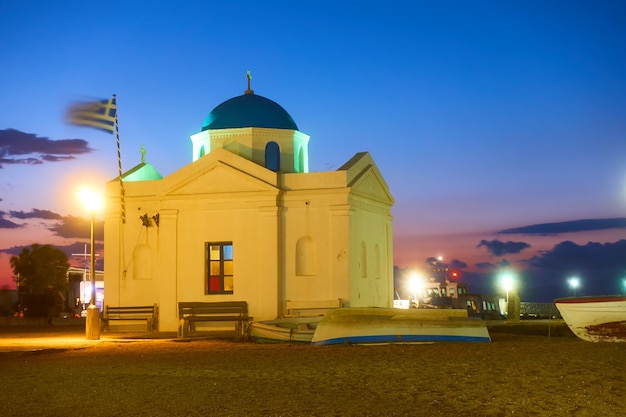 Église d'Agios Nikolaos par la mer dans le vieux port de Mykonos la nuit, Grèce