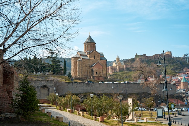 Église de l'Assomption ou Temple Metekhi. Édifice religieux historique à Tbilissi.