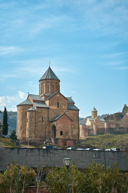 Église de l'Assomption ou Temple Metekhi. Édifice religieux historique à Tbilissi.