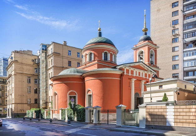 Église d'Athanase et Cyril dans Filippovsky Lane sur la rue Arbat à Moscou un matin d'été