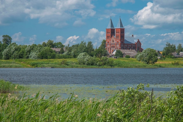 Église au bord du lac