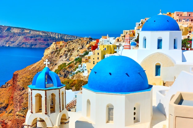 Église aux dômes bleus à Oia sur l'île de Santorin, Grèce