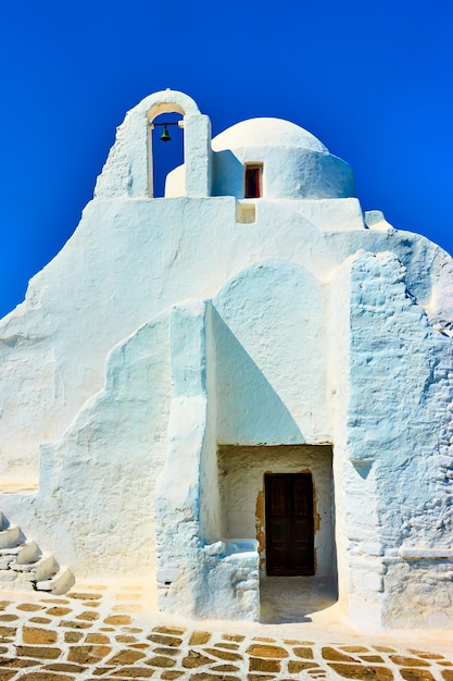 Église blanche de Panagia Paraportiani dans l'île de Mykonos, Grèce.