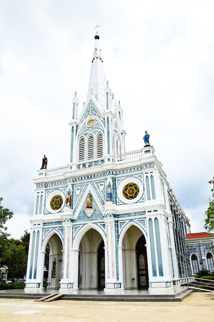 Église blanche à Samut Songkhram, Thaïlande.