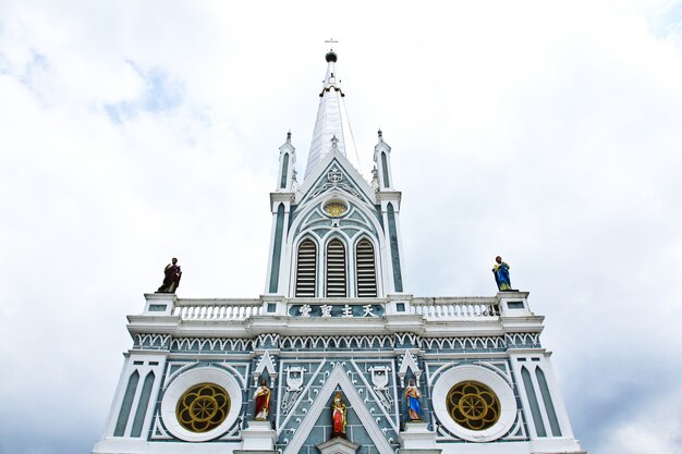 Église blanche à Samut Songkhram, Thaïlande.