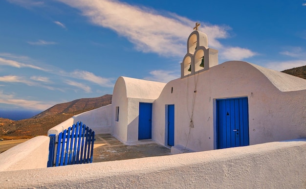 Église bleue blanche dans l'île d'Anafi