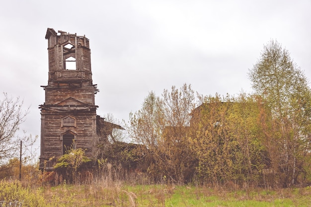 Église en bois abandonnée temple en bois en ruine abandon en bois