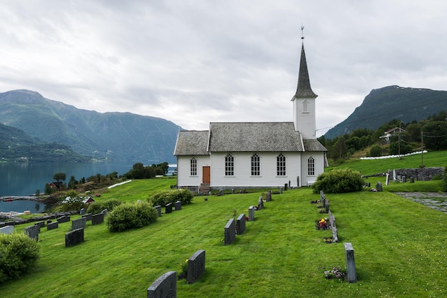 Église en bois blanc dans la commune de Luste Norvège