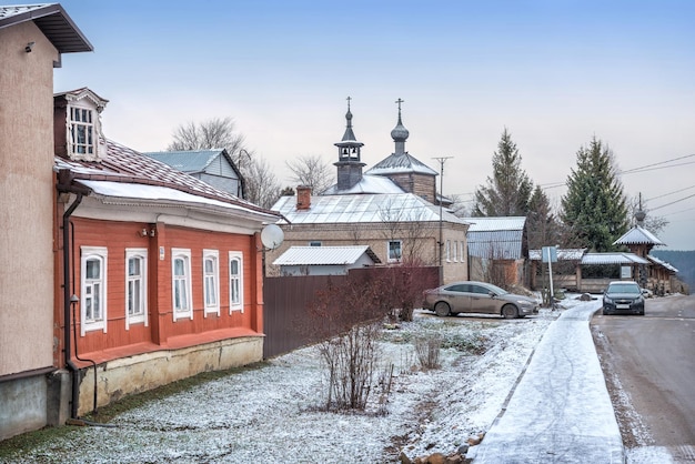 Église en bois de l'Intercession de la Sainte Vierge et immeubles d'appartements à Borovsk