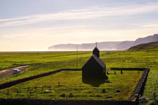 Église en bois noir Saurbaejarkirkja avec cimetière dans les Westfjords Islande