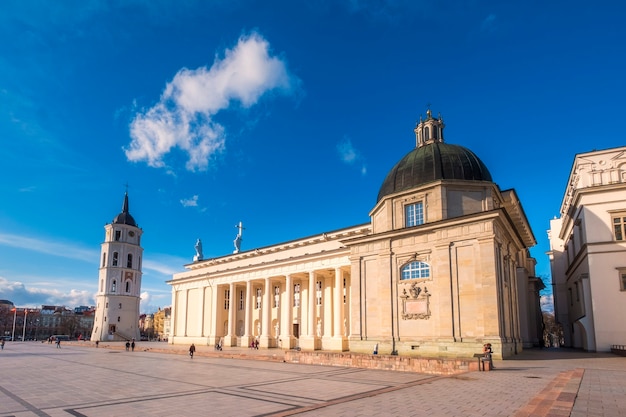 Église cathédrale et clocher à Vilnius Lituanie