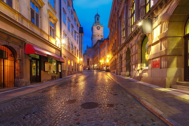 Église de la cathédrale Saint-Nicolas de Stockholm ou storkyrkan vu de la rue storkyrkobrinken sur th