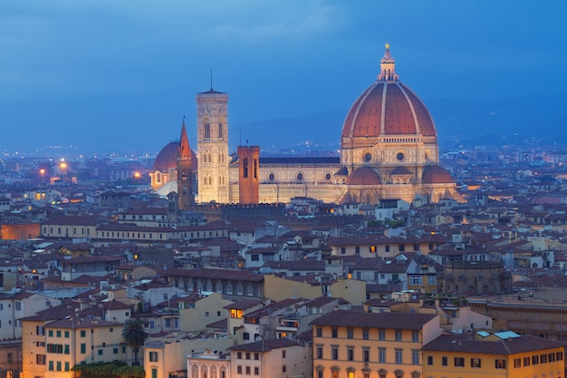 Église cathédrale Santa Maria del Fiore la nuit, Florence, Italie