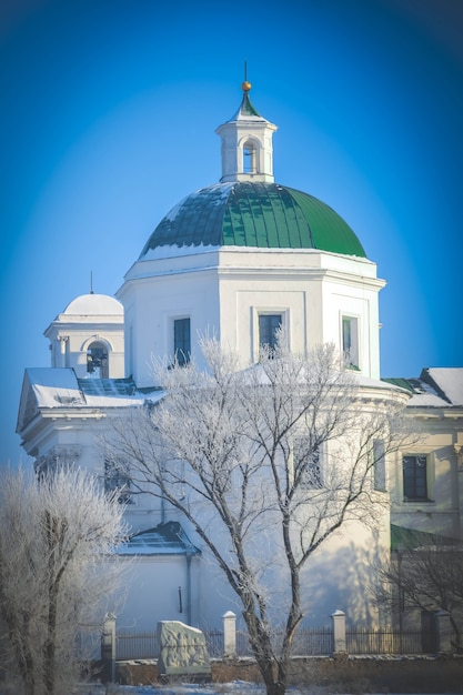 Église catholique à l'arrière de l'hiver