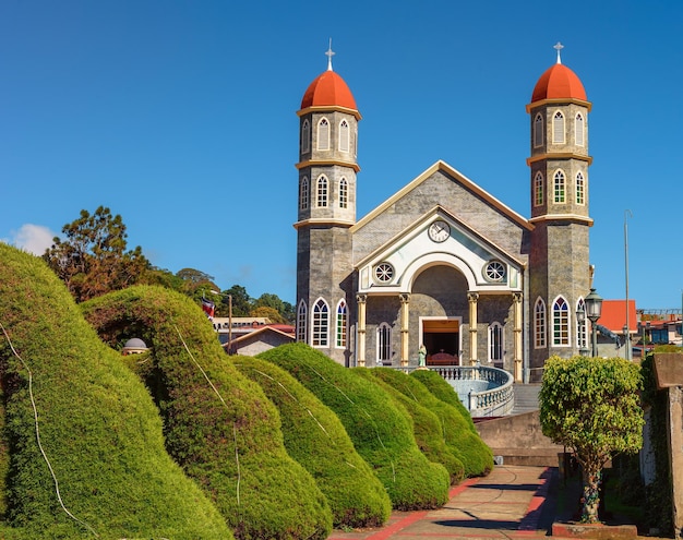 Église catholique avec un parc à Zarcero Costa Rica