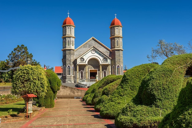 Église catholique avec un parc à Zarcero Costa Rica