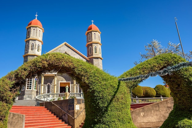 Église catholique avec un parc à Zarcero Costa Rica