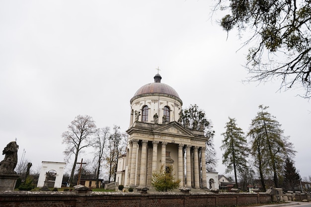 Église catholique romaine baroque de St Joseph milieu du 18e siècle latin sur la façade principale À LA GLOIRE DE NOTRE SEIGNEUR DIEU Pidhirtsi Oblast de Lviv Ukraine