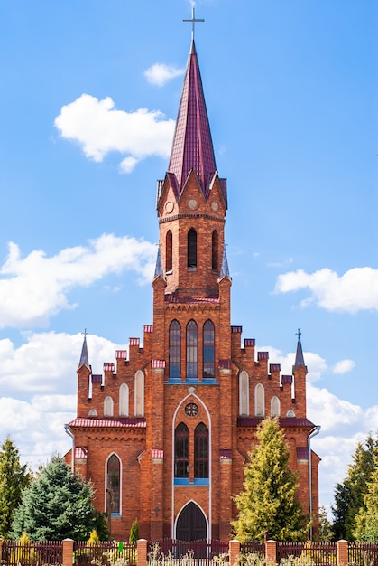 Église catholique romaine par beau jour d'été. Style d'architecture néo-gothique. Stock photo