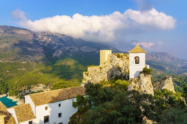 Église et château de Guadalest construits au sommet d'une falaise rocheuse. Alicante.