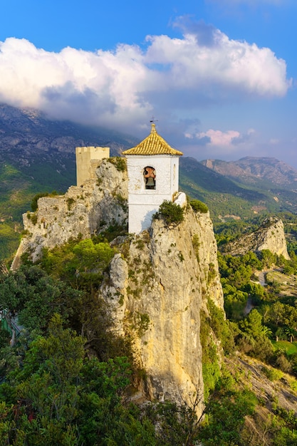 Église et château de Guadalest construits au sommet d'une falaise rocheuse. Alicante.