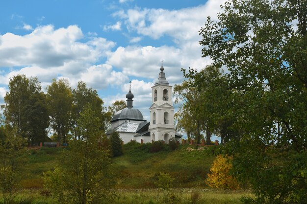 Église chrétienne au bord d'une petite rivière