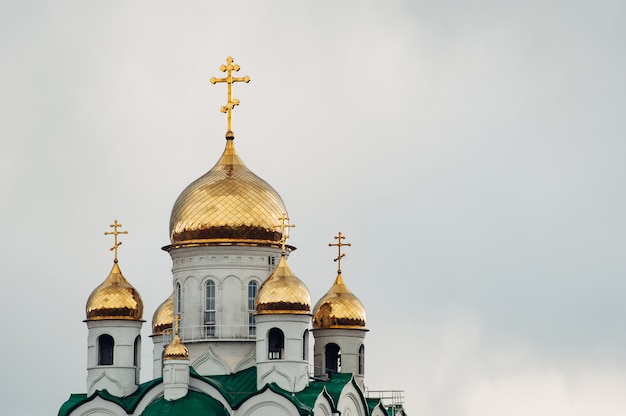 Église chrétienne contre le ciel bleu