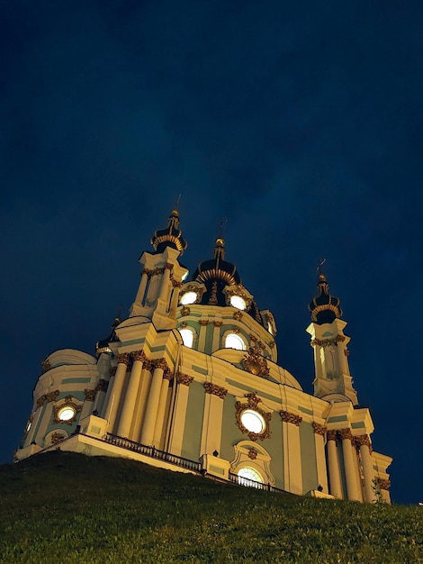 Église chrétienne de nuit sur fond de ciel bleu foncé Vue d'en bas