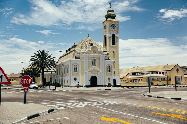 Église coloniale à un coin de rue à swakopmund en Namibie