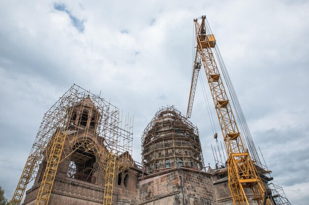 Église de construction sous le ciel bleu