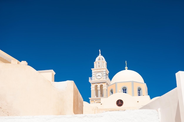 Église contre le ciel bleu, île de Santorin, Grèce.