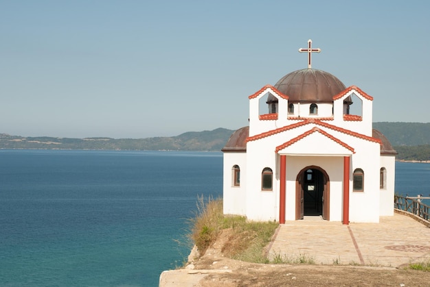 Église sur la côte méditerranéenne en Grèce