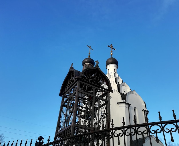 Église avec une croix sur fond de ciel bleu.