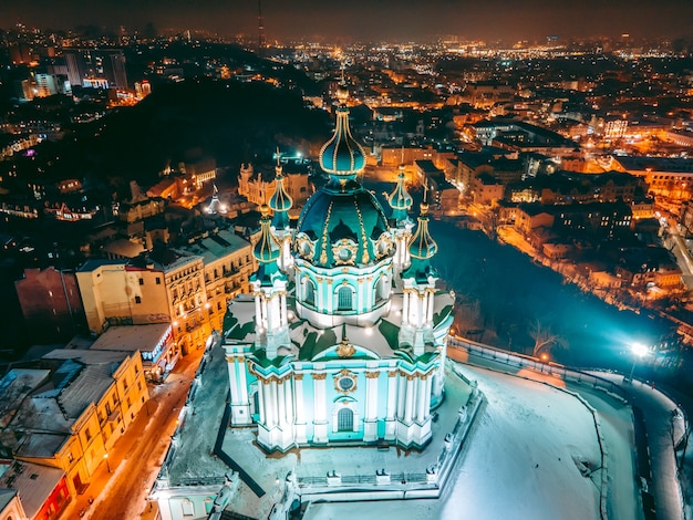 Église dans le centre de Kiev la nuit en hiver